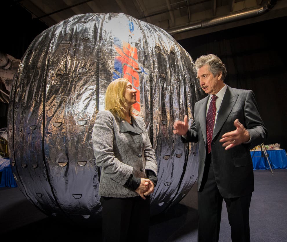 Ông Robert Bigelow mong muốn tìm ra được thế giới bên kia của con người sau khi chết đi - Ảnh: Bill Ingalls/NASA via Getty Images