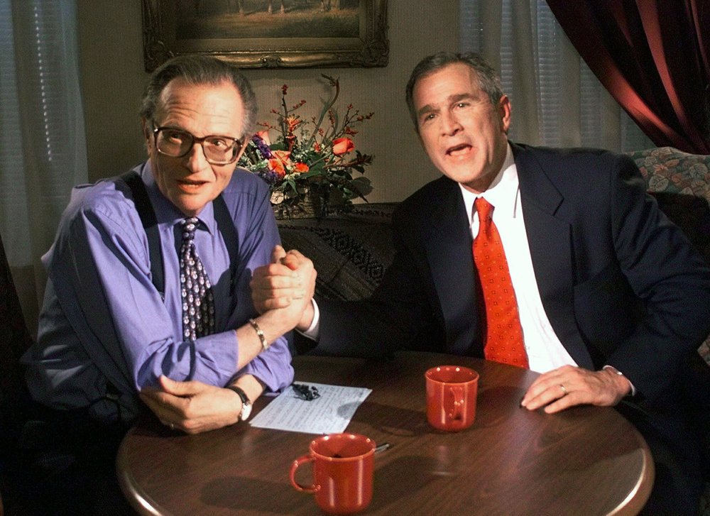 Larry Kinh bắt tay ứng cử viên tổng thống George W. Bush sau buổi phóng vấn ở Wildhorse Saloon ở Nashville, bang Tennesse