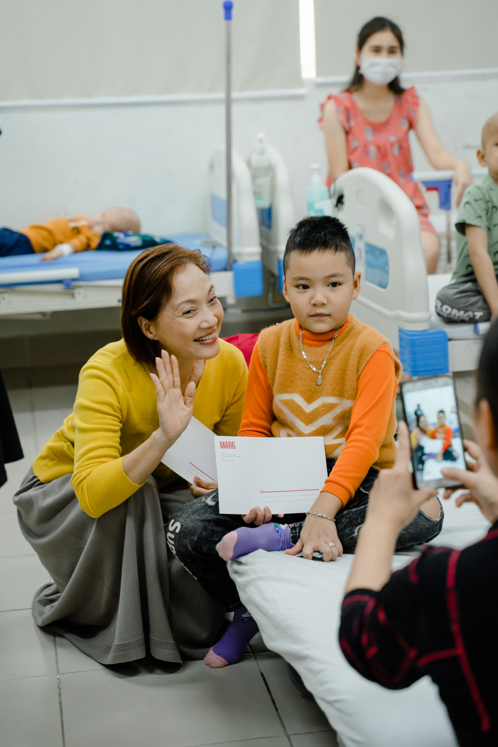 Tranh thủ khoảng thời gian trước khi giao lưu với khán giả tại Huế, NSND Lê Khanh, NSND Hồng Vân và ê-kíp đoàn phim đã đến thăm các bệnh nhi tại Bệnh viện Trung ương Huế