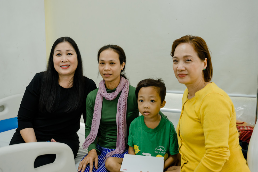 NSNS Lê Khanh và NSND Hồng Vân chụp ảnh cùng gia đình bệnh nhi