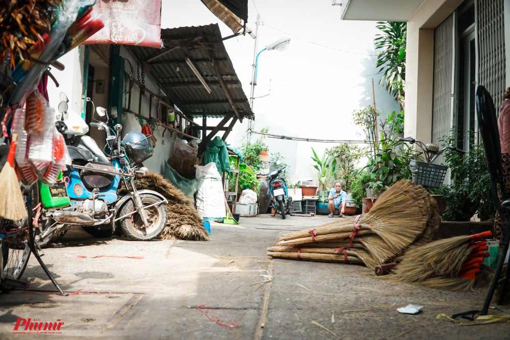 Người dân trong chợ Bình Tiên vẫn còn bám trụ với nghề làm chổi thủ công dù kinh tế từ việc làm chổi mang lại không còn nhiều như trước