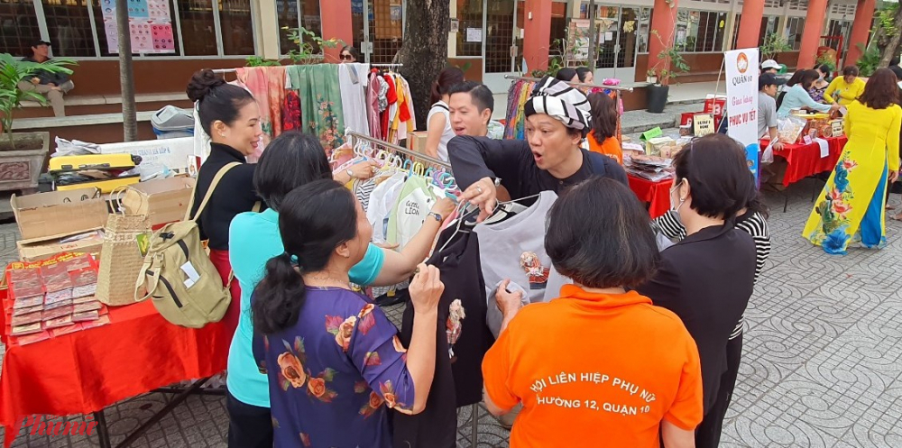 Gian hàng quần áo tại ngày hội 