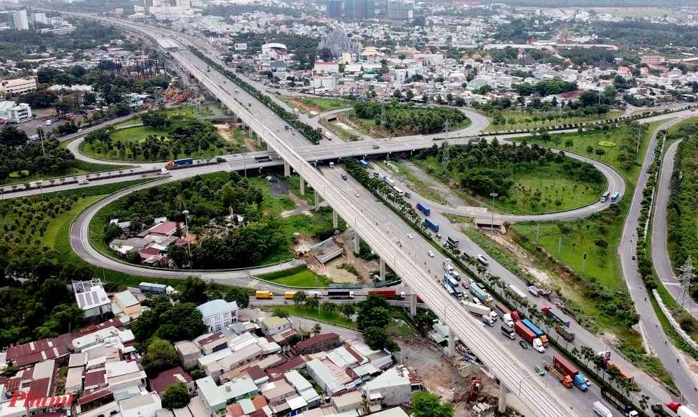 Xa lộ Hà Nội đoạn qua nút giao thông cầu vượt Trạm Hai. 