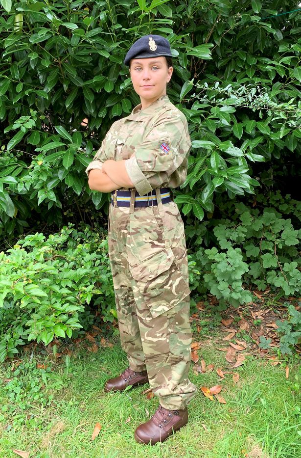 Điều bất ngờ, Alina Green là một học viên của quân đội. Là sĩ quan thiếu sinh quân tại Quân đoàn Huấn luyện Sĩ quan Đại học Southampton, Alina đã nộp đơn xin gia nhập Lực lượng dự bị Quân đội Anh sau khi hoàn thành khóa huấn luyện của mình. Cô còn có đam mê thiết kế thời trang và đang theo học ngành này ở Bournemouth.