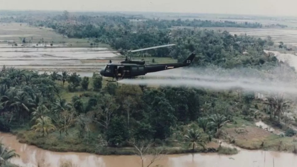 Một máy bay trực thăng của Mỹ rải chất độc da cam trong Chiến tranh Việt Nam