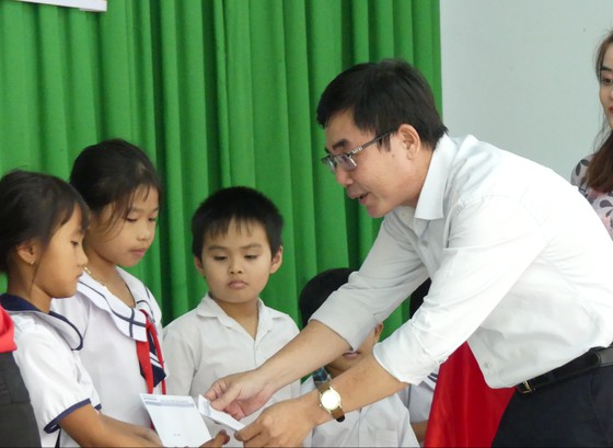 Nhà báo Trần Minh Trường, Trưởng Ban Công tác bạn đọc - Chương trình xã hội Báo SGGP  tặng học bổng cho học sinh