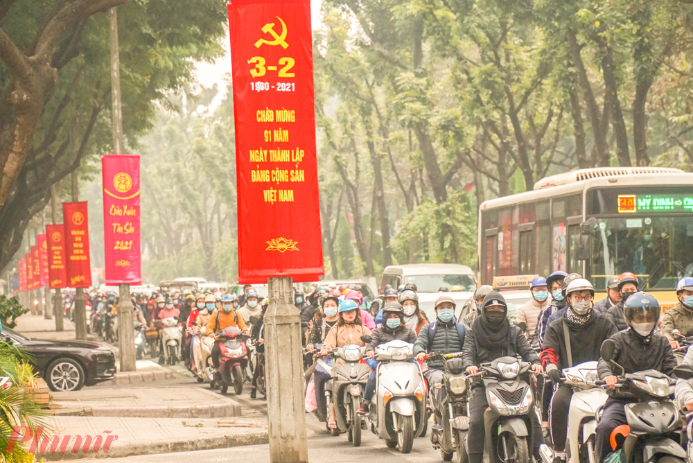 Do cấm đường, trên một số tuyến phố của Hà Nội đã xảy ra tình trạng ùn ứ.