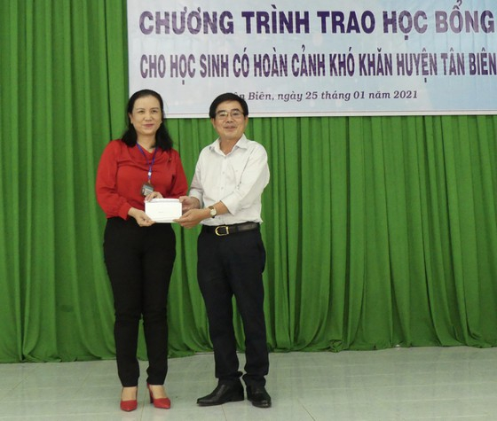 Bà Nguyễn Thị Thu Yên, đại diện Phòng Giáo dục - Đào tạo huyện Tân Biên tiếp nhận 37 phần quà của Báo SGGP dành cho giáo viên khó khăn tại khu dân cư Chàng Riệc