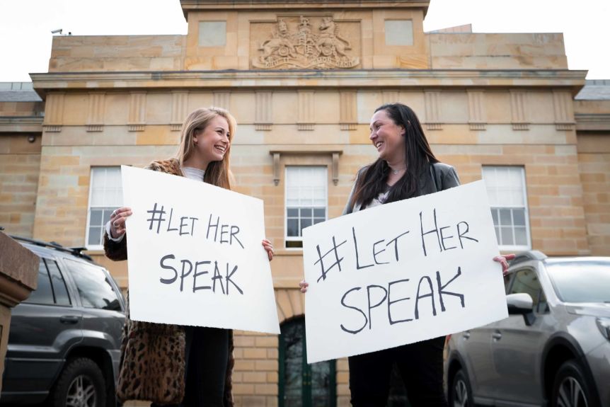 Grace Tame (trái) cùng người đồng hành chiến dịch #LetHerSpeak đang đứng trước tòa nhà Quốc hội bang Tasmania - Ảnh: Jack Fisher/ABC News