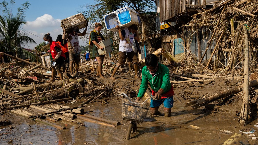 Người dân Philippines nhặt nhạnh những đồ vật còn sót lại sau khi bão Vamco quét qua khu vực ngoại ô Manila vào tháng 11/2020