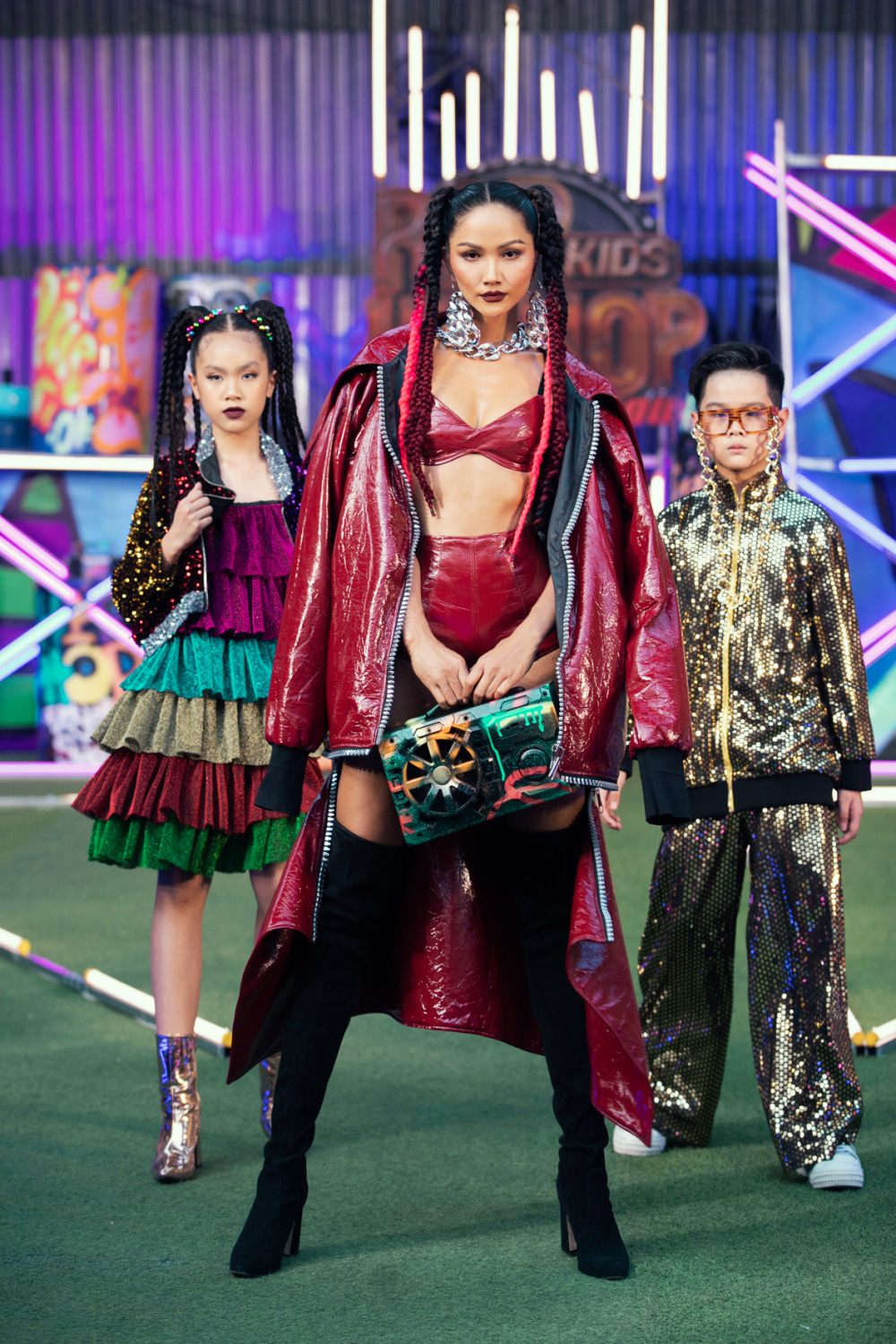 Hoa hậu Hoàn vũ 2018 H’Hen Niê gây ấn tượng với những sải bước quyến rũ mở màn cho show diễn Rap Hiphop Kid Fashion show vào chiều 24/1.