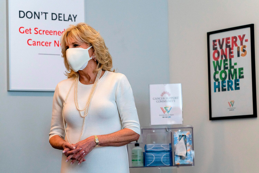 Đệ nhất phu nhân, Tiến sĩ Jill Biden, thăm Bệnh viện Whitman-Walker ngày 22/1 tại Washington, D.C. - Ảnh: AFP/Getty Images