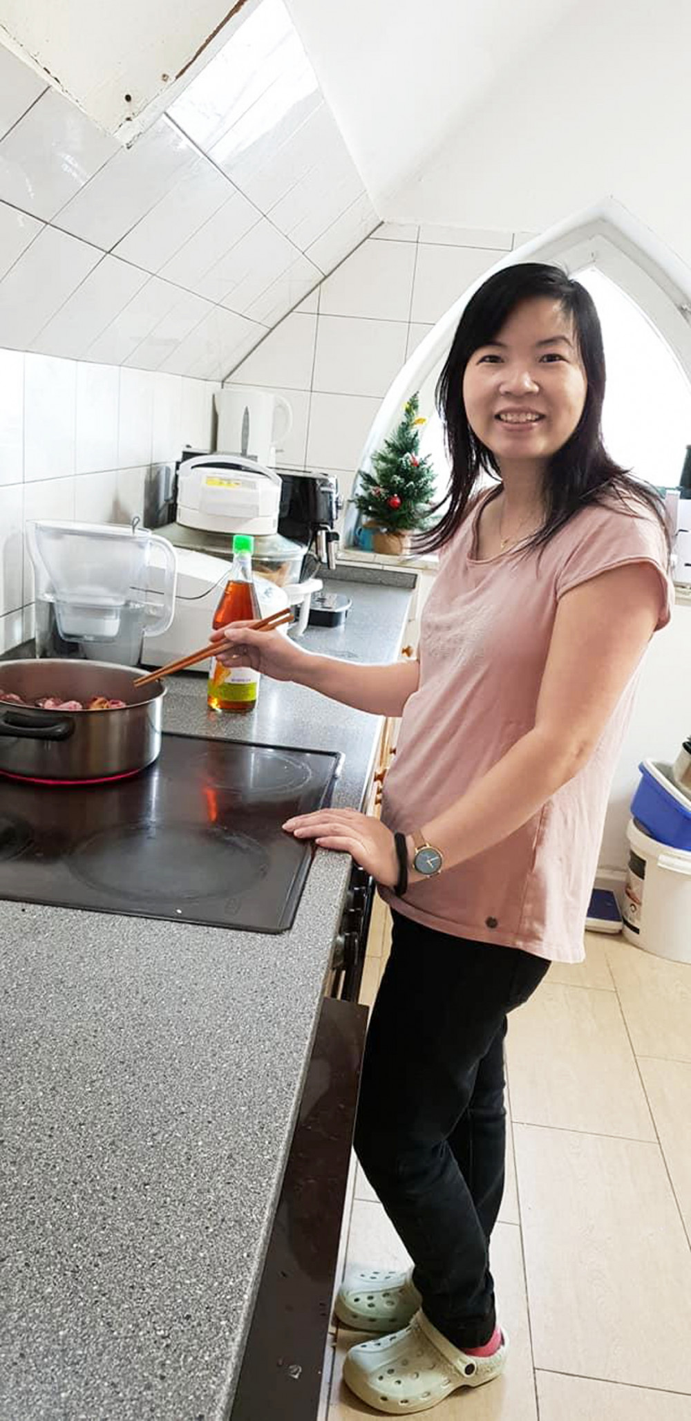 Bếp Tây của mẹ Việt (tác giả)  không thể thiếu những món  thuần Việt như dưa hành,  nước mắm...