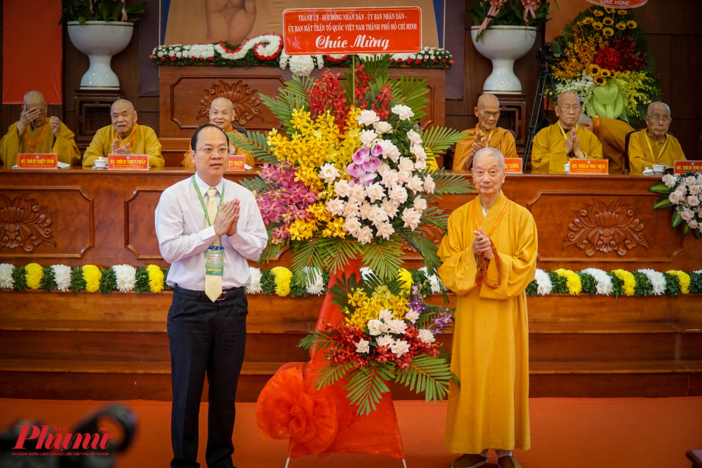 Ông Nguyễn Hồ Hải - Phó bí thư Thành ủy TPHCM - đại diện lãnh đạo TPHCM tặng hoa, chúc tết đến Ban Trị sự