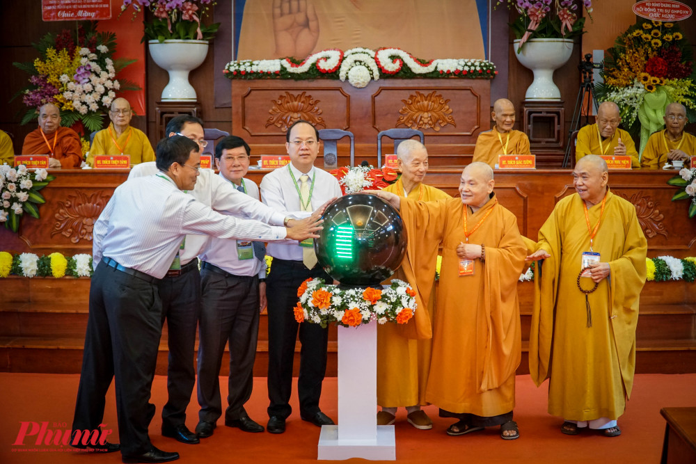 Đại diện lãnh đạo TPHCM cùng Ban Trị sự Phật giáo TPHCM thực hiện ấn nút khởi động văn phòng hành chánh điện tử