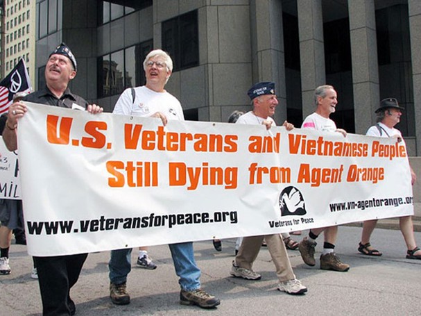 Một cuộc tuần hành của cựu binh Mỹ yêu cầu bồi thường cho nạn nhân chất độc da cam Mỹ lẫn Việt Nam