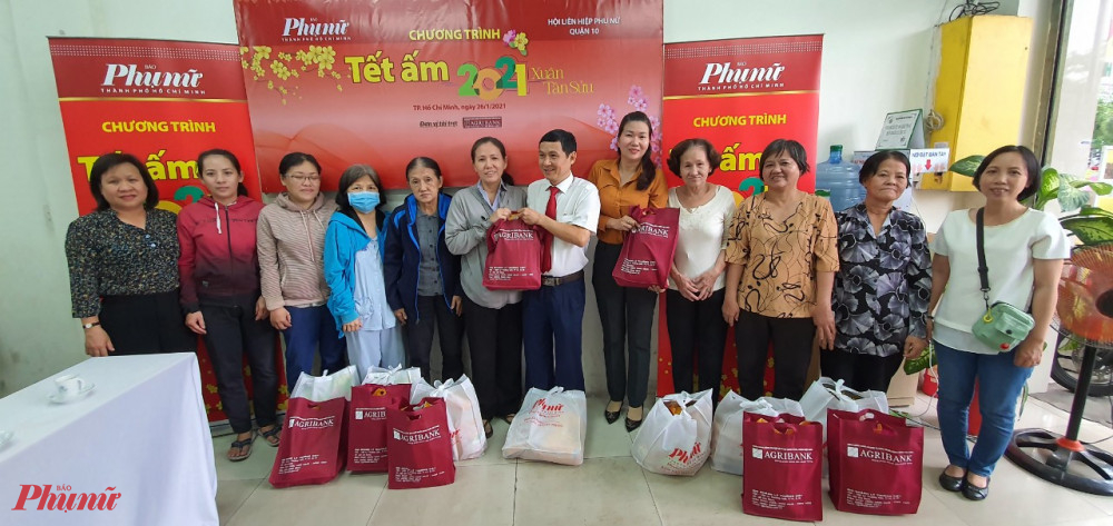 Báo Phụ nữ TPHCM cùng đơn vị tài trợ Agribank - Chi nhán Lý Thường Kiệt tặng quà cho hội viên phụ nữ vui đón tế 