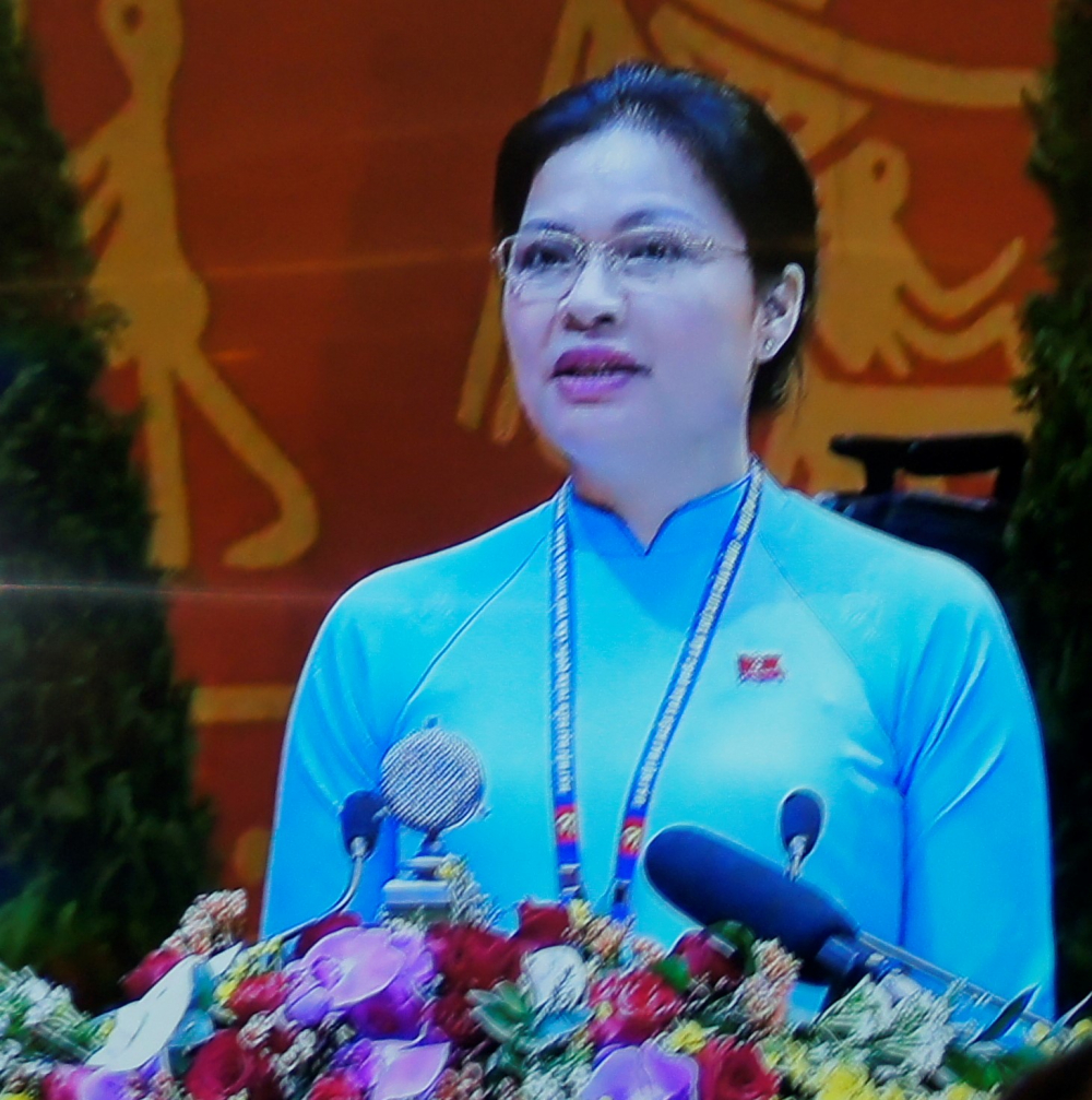 Bà Hà Thị Nga- Chủ tịch Hội LHPN TPHCM phát biểu tại đại hội, đầ xuất các chính sách hỗ trợ phụ nữ về an sinh xã hội 