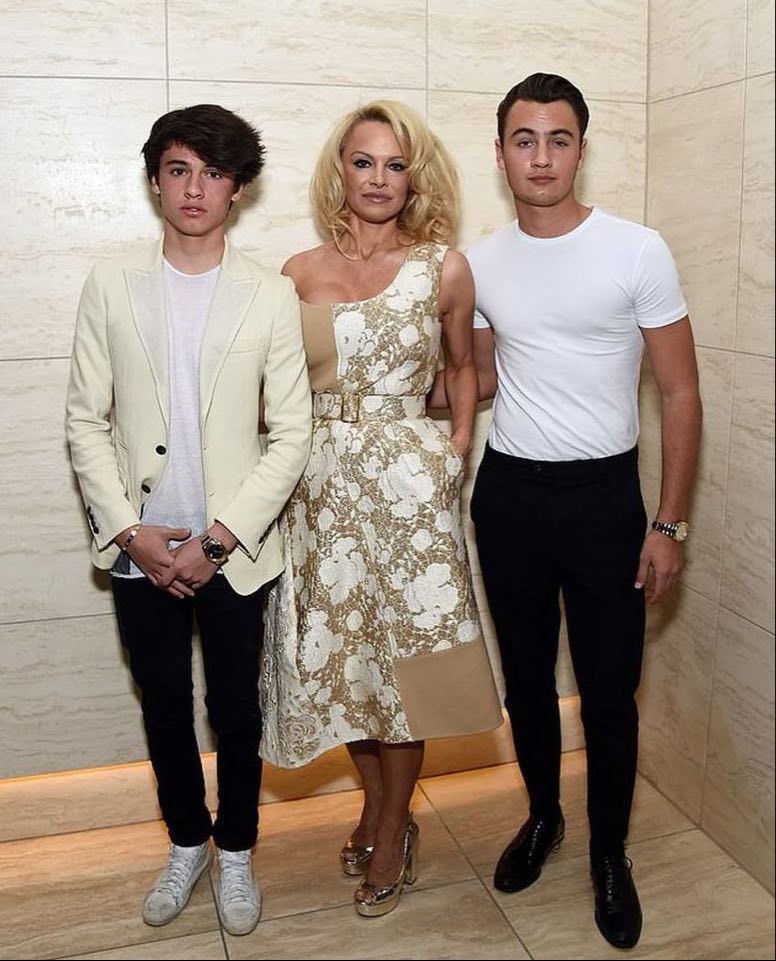 Nữ diễn viên bên cạnh 2 con trai