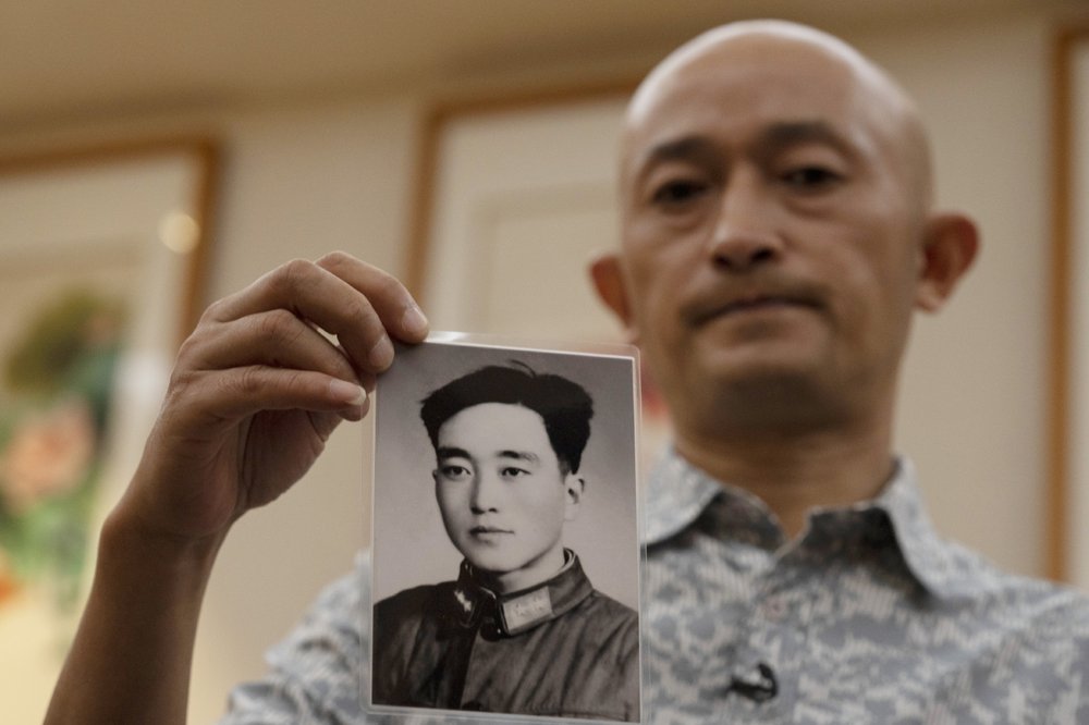 Anh Zhang và tấm hình cha mình lúc còn trẻ