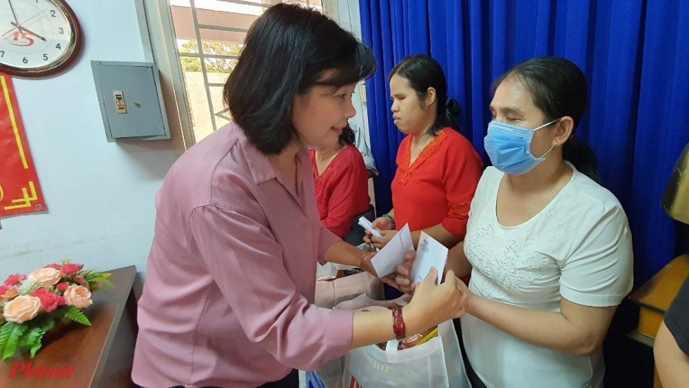 bà Lý Việt Trung – Tổng biên tập Báo Phụ nữ TPHCM đã đến và trao 30 phần quà tết đến với hội viên phụ nữ khó khăn, phụ nữ khuyết tật