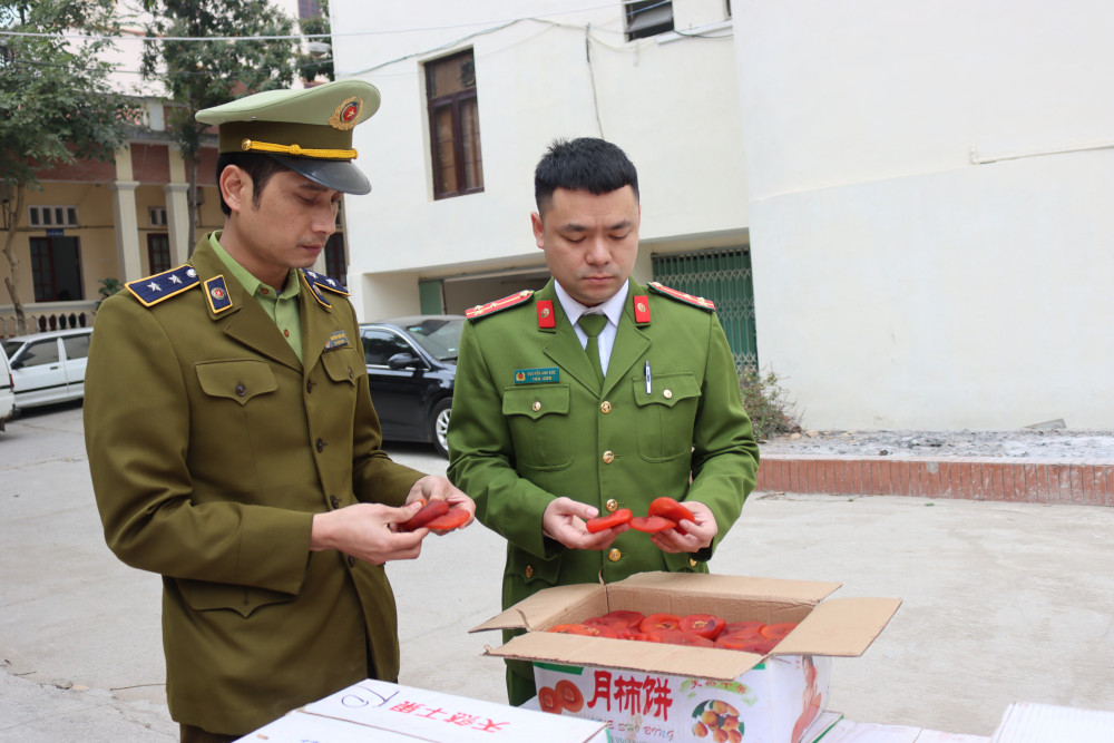 Hồng sấy dẻo nhập lậu từ Trung Quốc vừa bị lực lượng quản lý thị trường tỉnh Lạng Sơn thu giữ.
