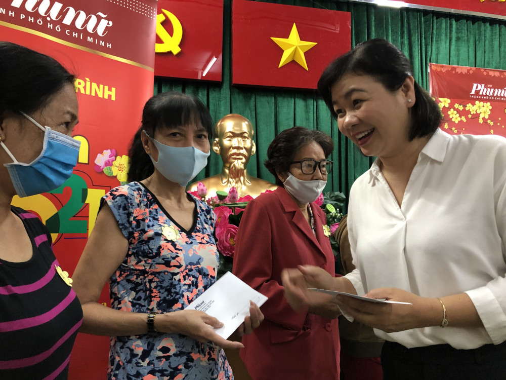 Bà Lý Việt Trung - Tổng biên tập Báo Phụ Nữ TP. HCM trao quà Tết cho các hội viên khó khăn tại Hội LHPN Q. Bình Thạnh. Ảnh: Thanh Huyền.