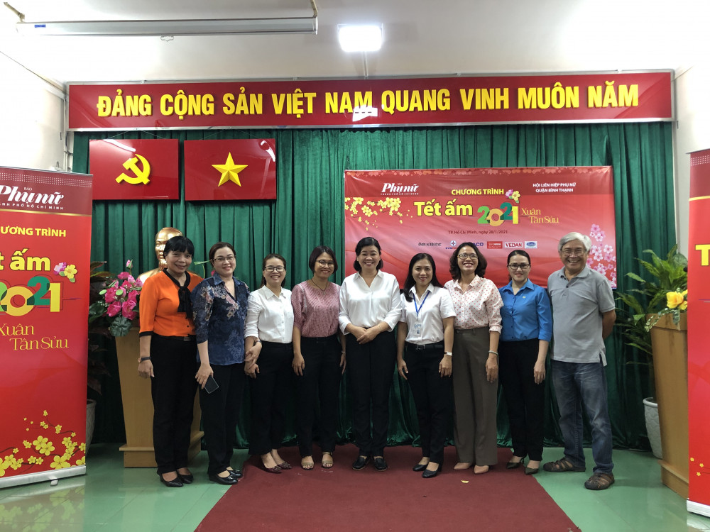Bà Lý Việt Trung và các cán bộ hội trong lễ trao quà Tết tại Hội LHPN Q. Bình Thạnh. Ảnh: Thanh Huyền.