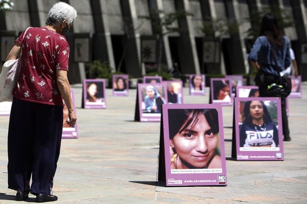 Quảng trường nơi tưởng nhớ các nạn nhân của vụ tự sát ở Medelli'n. Đây cũng là nơi đánh dấu Ngày Quốc Tế xoá bỏ bạo lực với phụ nữ Colombia. Ảnh Luis Eduardo Noriega / EPA