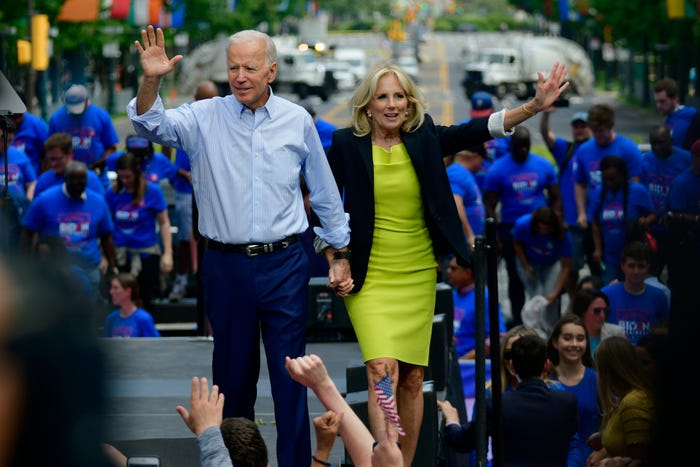 Để bắt đầu chiến dịch tranh cử tổng thống của Joe Biden vào năm 2019, đệ nhất phu nhân hiện đã mặc một chiếc váy xếp tầng.  Cô kết hợp váy với áo blazer đen