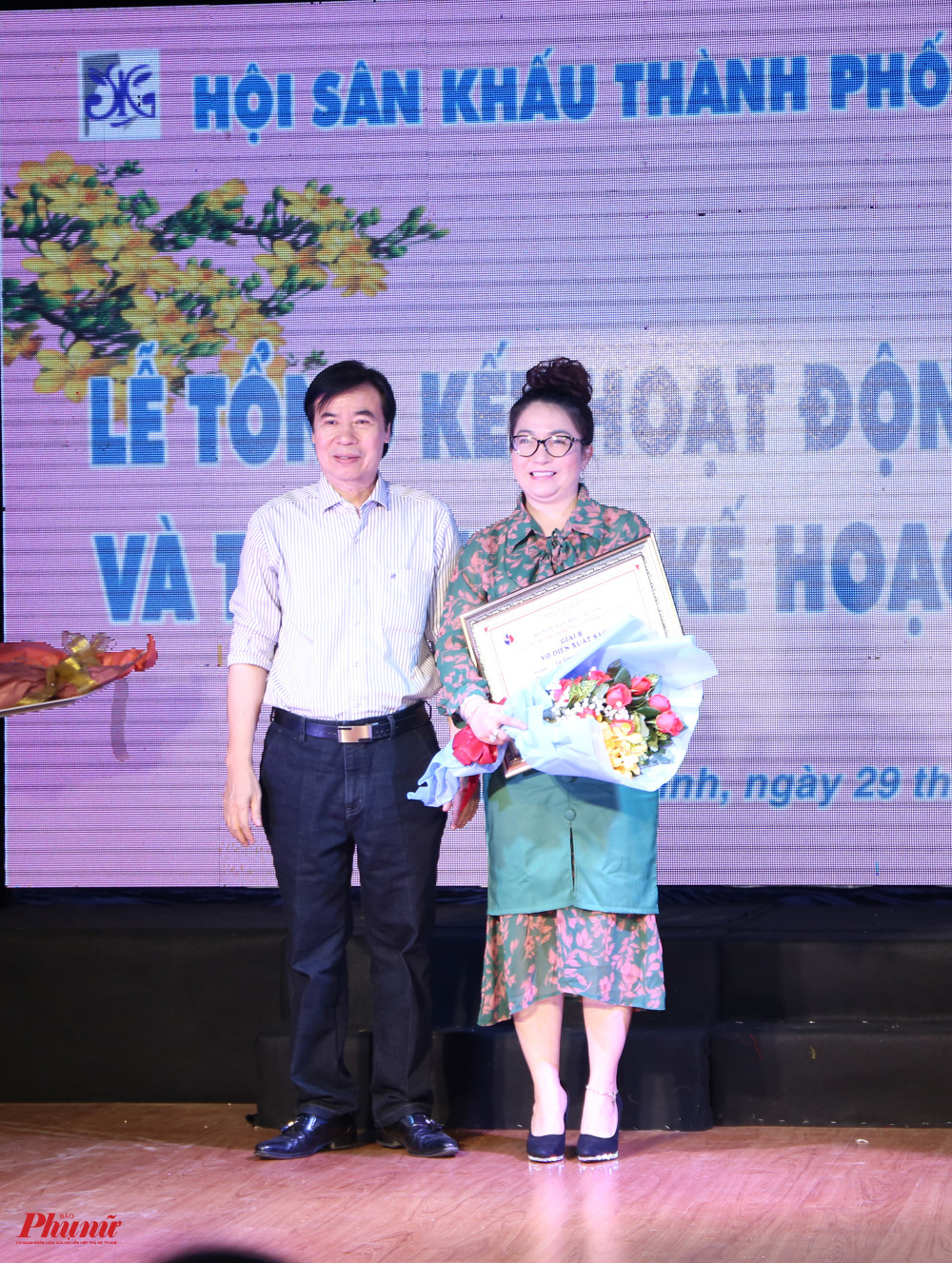 NSƯT Mỹ Hằng đại diện nhà hát cải lương Trần Hữu Trang nhận giải
