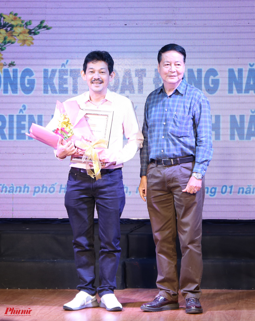 Nhạc sĩ Thanh Liêm (trái) được vinh danh nhạc sĩ của năm