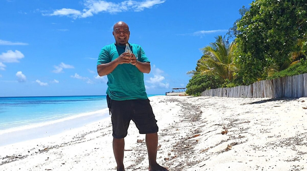 Anh Steven Amos với chiếc lọ thủy tinh có chứa bức thư viết tay vừa nhặt được trên bải biển - Ảnh: Conflict Islands Conservation Initiative