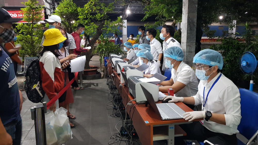 Nhân viên y tế làm nhiệm vụ kiểm soát dịch COVID-19 tại ga Sài Gòn vào năm 2020. Ảnh: HCDC