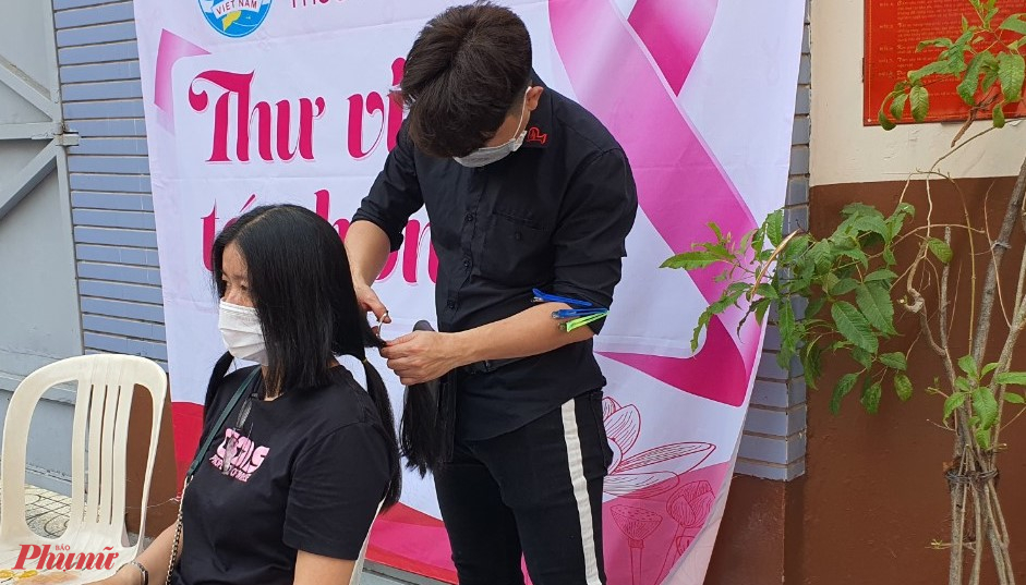 Các chị đến tham gia chương trình Thự viện tóc hồng, tặng tóc cho bệnh nhân ung thư 