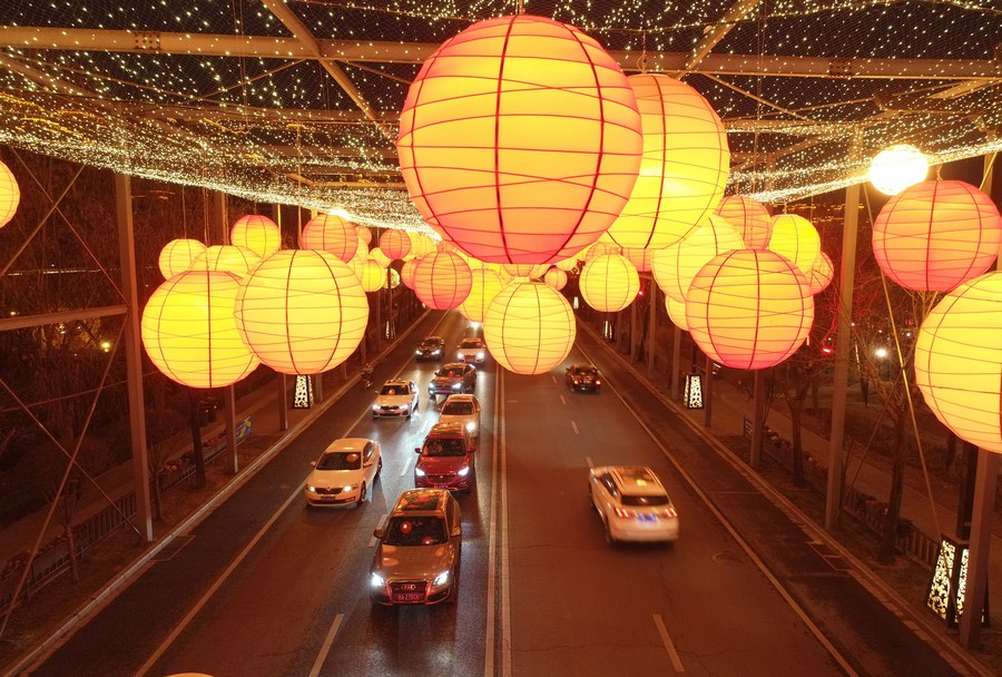 Công tác trang trí đèn lồng đón Tết được tăng cường triển khai ở một số tỉnh Trung Quốc tuy nhiên, người dân vẫn còn e ngại ra đường.