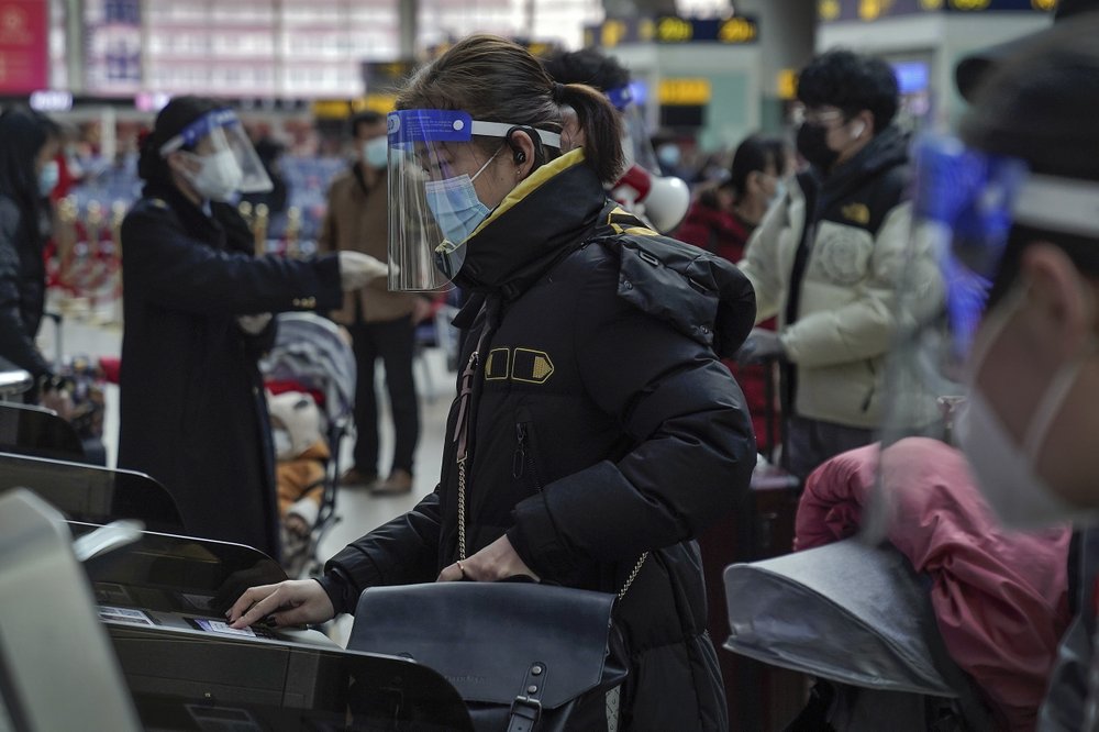 Tại nhà ga Bắc Kinh, chỉ có khoảng 5 trong số 15 cổng an ninh được mở để soát vé. Rút kinh nghiệm từ năm 2020, nhằm tránh bùng phát dịch vào dịp tết chính phủ Trung Quốc đã miễn phí hoàn lại tiền vé máy bay và trả thêm tiền cho những người lao động ở lại không muốn đi du lịch trong kỳ nghỉ.