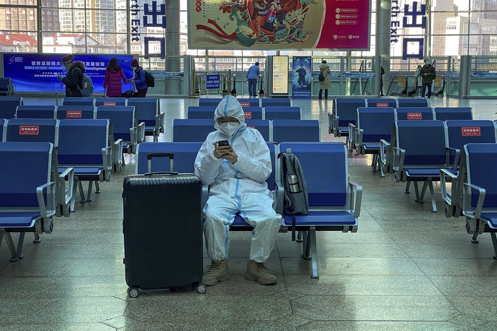 Sau nhiều tháng kiểm soát dịch khá tốt, cuối tháng 12/2020, Trung Quốc bất ngờ bùng phát dịch mạnh mẽ. Số lượng ca nhiễm virus và tử vong liên tục gia tăng kỷ lục buộc chính phủ phải xây dựng bệnh viện dã chiến với quy mô hàng ngàn giường bệnh, đồng thời xét nghiệm hàng cục triệu người để dập dịch.
