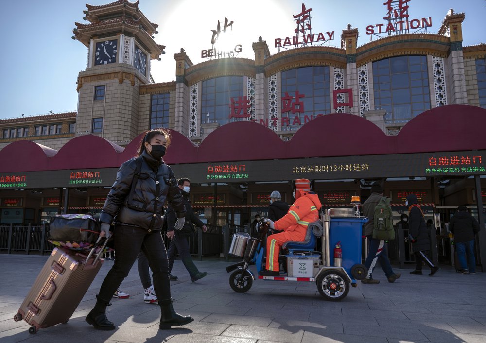 Chỉ còn 2 tuần nữa là đến Tết Nguyên đán, thời điểm mà người dân Trung Quốc tập nập trở về nhà nhưng theo ghi nhận của phỏng viên AP ga tàu chính của Bắc Kinh phần lớn vắng lặng và ước tính tổng số hành khách ít hơn so với những năm trước.