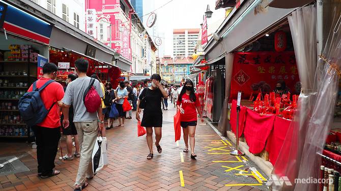 Các của hàng kinh doanh tại khu phố Tàu, Singapore tâm sự lượng khách hàng sắm đồ trang trí tết giảm manh, dự đoán doanh số sẽ giảm từ 30-50%. Người dân không còn tâm trạng náo nức như mọi năm do các biện pháp hạn chế COVID-19 vẫn còn đang siết chặt đáng kể.