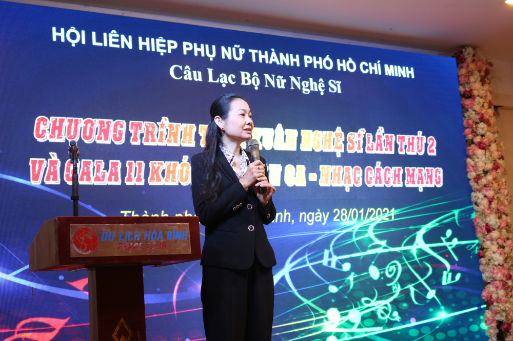 Bà Lâm Thị Ngọc Hoa - Phó chủ tịch thường trực Hội LHPN TP.HCM - bày tỏ tri ân những nổ lực của CLB Nữ nghệ sỹ cả trong hoạt động nghệ thuật lẫn những việc làm ý nghĩa phía sau sân khấu. 