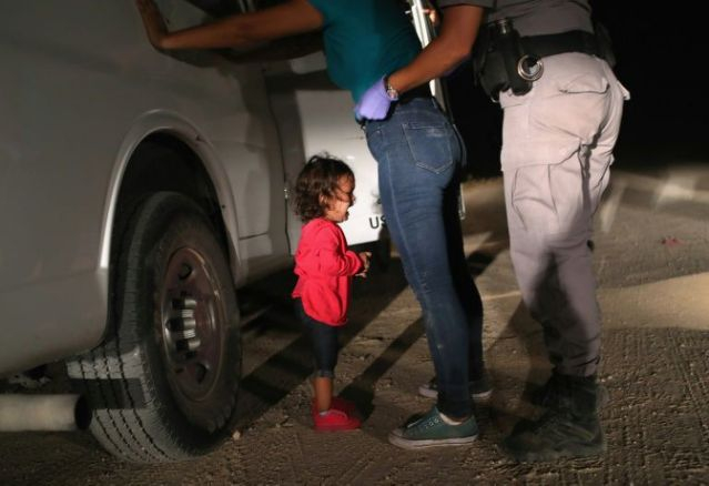 Bé gái hai tuổi người Honduras bật khóc thảm thiết khi lính biên phòng Mỹ khám xét và bắt giam người mẹ ở thành phố McAllen (Texas) gần biên giới Mỹ - Mexico ngày 12/6/2018  - Ảnh: AFP