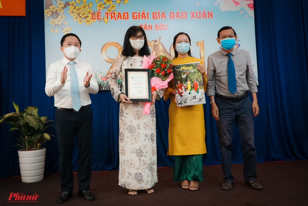 Đại diện Báo Phụ Nữ TPHCM nhận giải Nhì Bìa Báo Xuân Tân Sửu 2021.