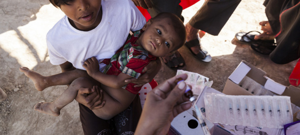 Các nhà khoa học khuyến cáo cần duy trì các chương trình tiêm vắc-xin ở những nước nghèo để có thể cứu sống nhiều trẻ em hơn - Ảnh: Brown/UNICEF