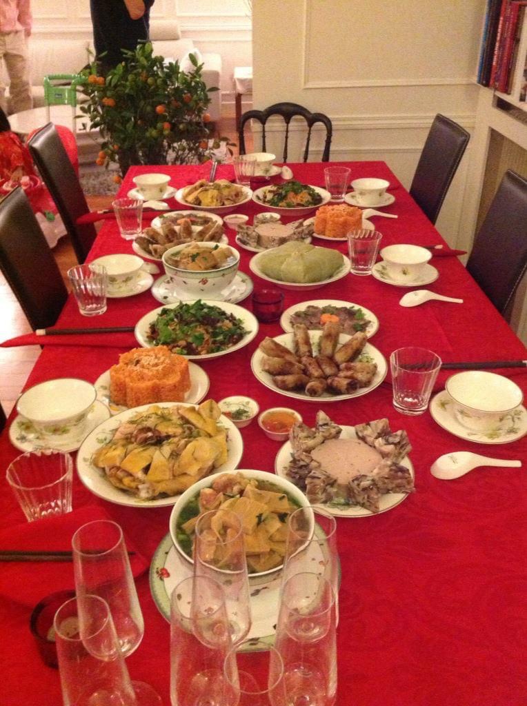 Mâm cỗ ngày tết của gia đình chị Mùi ở Pháp với đầy đủ các món ăn truyền thống Việt Nam cùng cây quất đặc biệt (ảnh do nhân vật cung cấp)