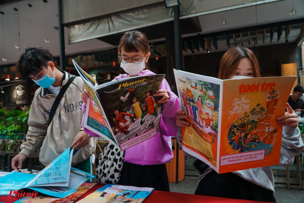 Tại đường sách Nguyễn Văn Bình, các em nhỏ thích thú với các ấn phẩm báo Xuân