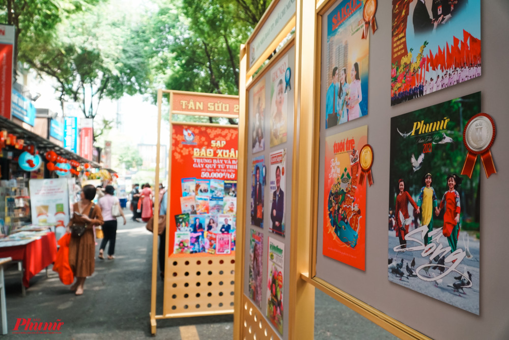 Sạp trưng bày - bán báo Xuân Tân Sửu năm 2021 tại khu vực sân khấu A đường sách Nguyễn Văn Bình (quận 1)