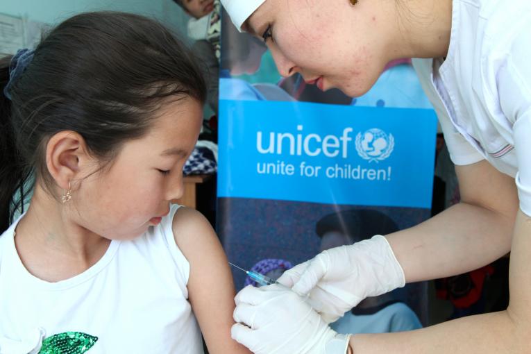 UNICEF và các tổ chức quốc tế đã và đang đóng vai trò quan trọng trong việc duy trì và thúc đẩy chương trình tiêm vắc-xin đại trà ở những quốc gia nghèo, kém phát triển trên khắp thế giới - Ảnh: Pirozzi/UNICEF/UN041255