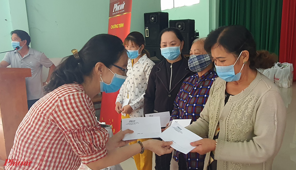Chị Trần Thị Ngọc Hân - Chủ tịch Hội LHPN huyện Cần Giờ trao quà tết từ Báo Phụ nữ TPHCM đến phụ nữ khó khăn 