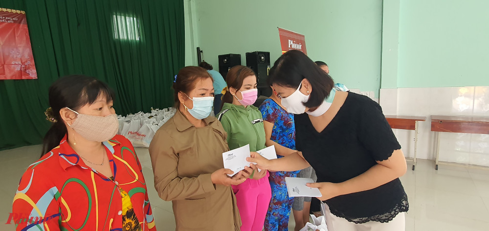 Tổng biên tập Báo – bà Lý Việt Trung đã đến chúc tết và gửi tặng những phần quà tết đến các dì, chị. 